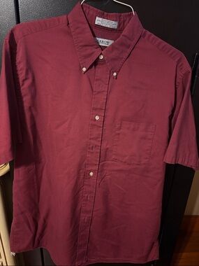 Arrow Short-Sleeve Button-Down Shirt in Deep Red